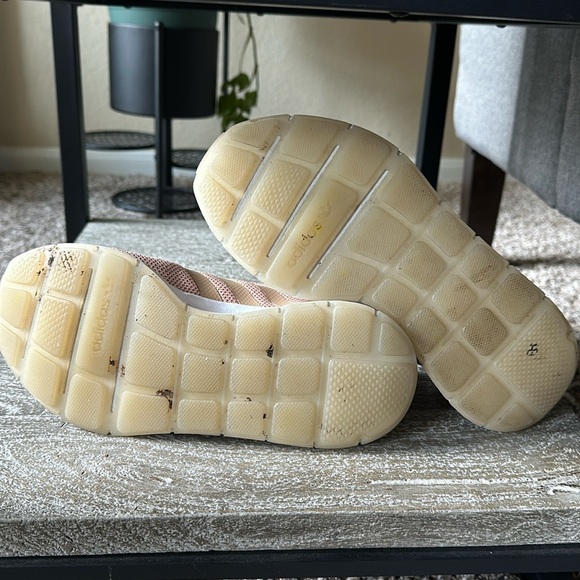 Adidas Womens swift run shoes size 7. Tan and white - Picture 2 of 4